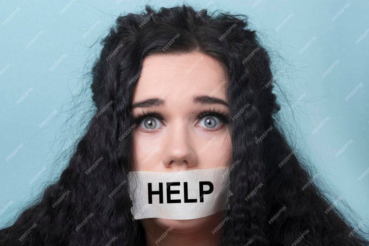 Девушка с заклеенным ртом чб