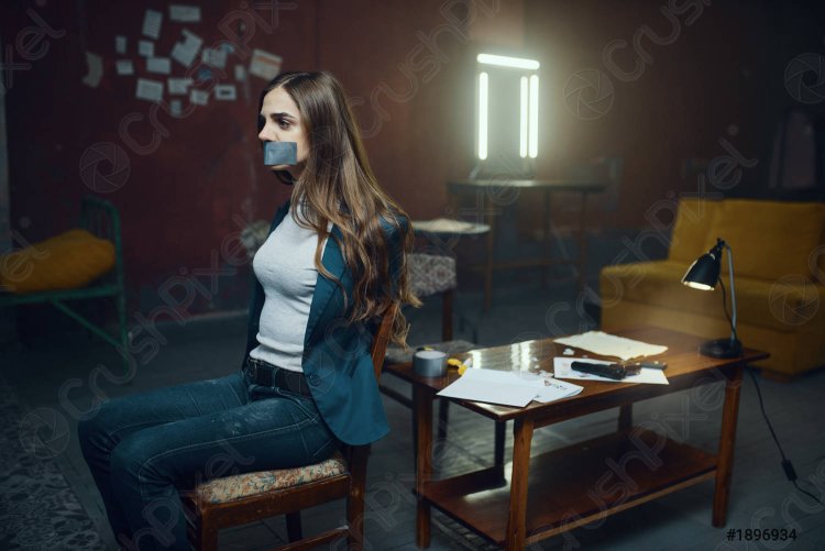 Девушка с заклеенным ртом скотчем