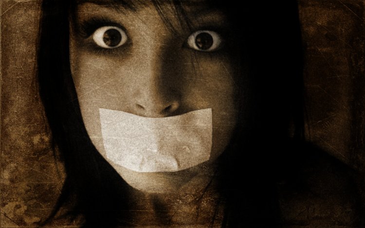 Девушка с заклеенным ртом арт