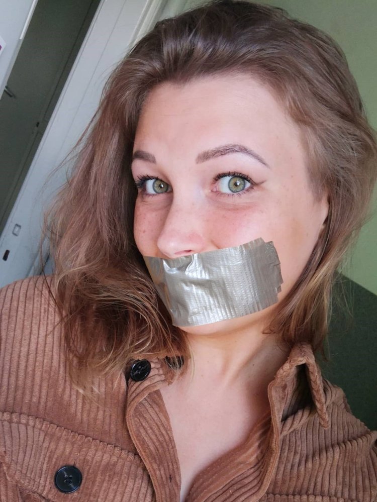 Девушка с заклеенным ртом