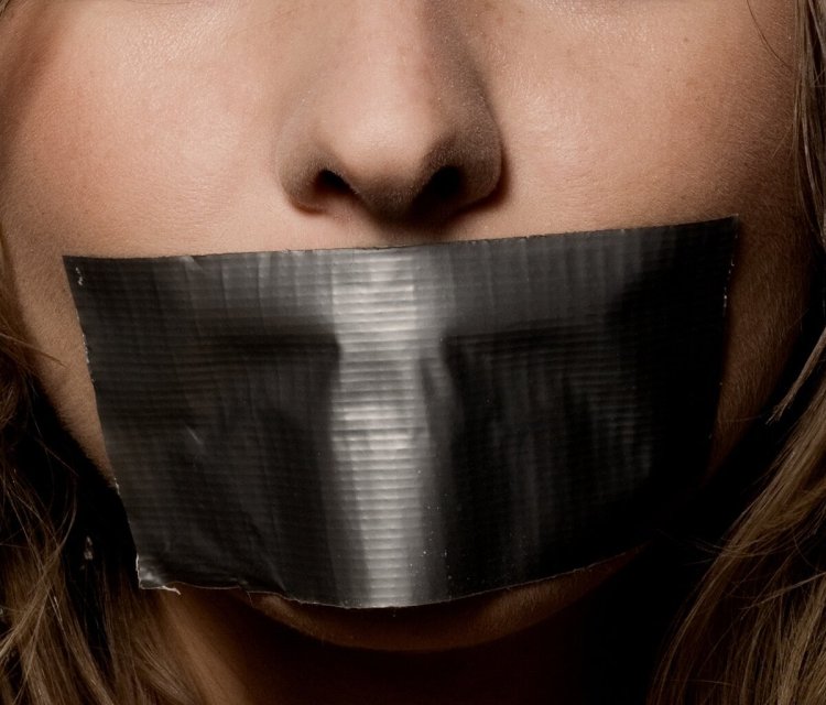 Заклеенный рот