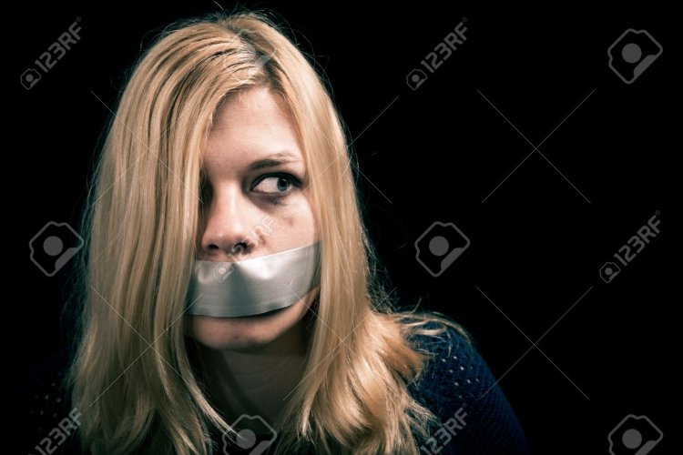 Лори Холден с заклеенным ртом