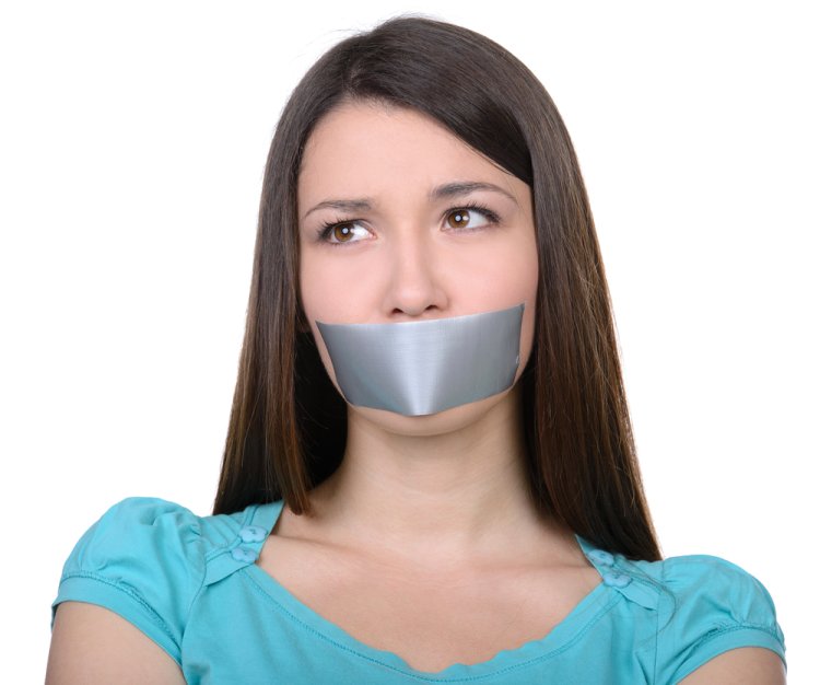 Рот заклеен скотчем