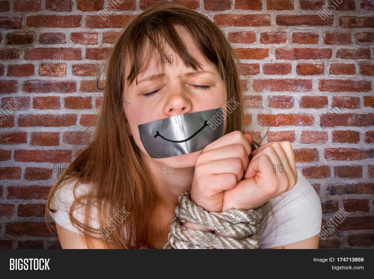 Связанные дети с заклеенным ртом