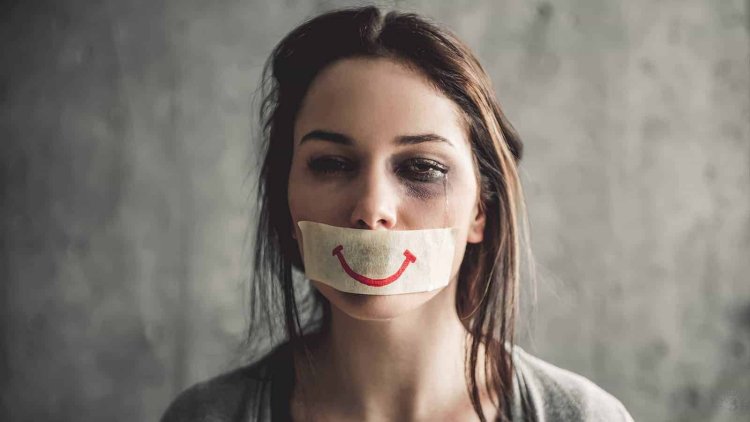 Женщина с заклеенным ртом