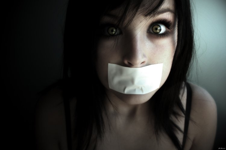 Девушки сзаклеенным ртои