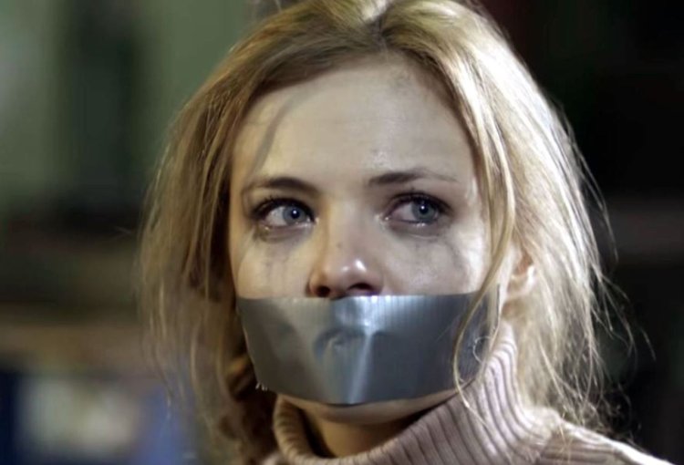 Сандра Хесс с заклеенным ртом