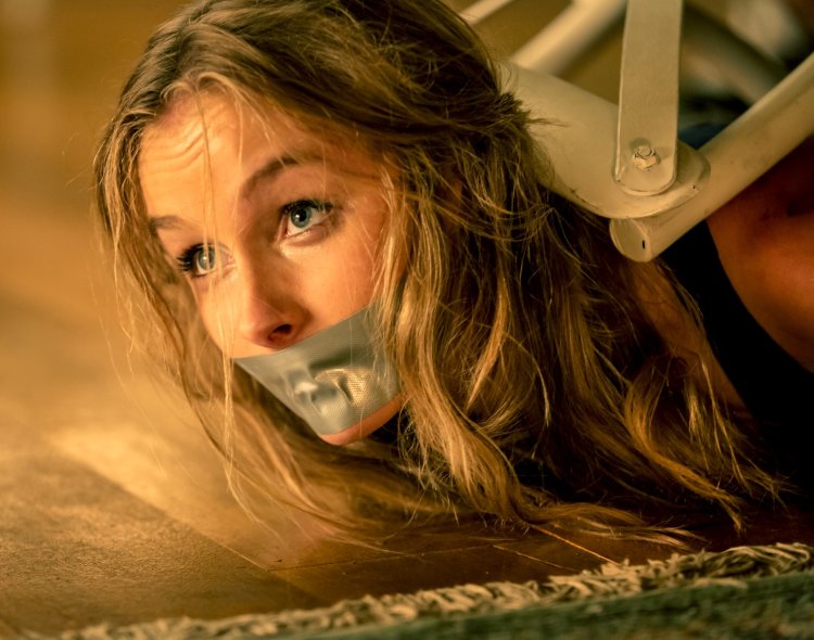 Оливия ДЕДЖОНГ заклеенным ртом