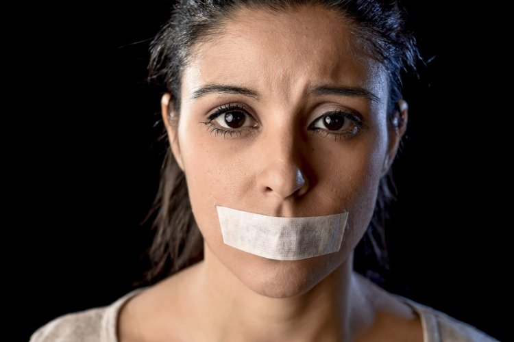 Женщина с заклеенным ртом