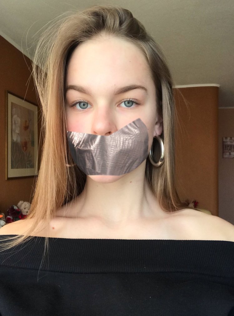 Девушка с заклеенным ртом