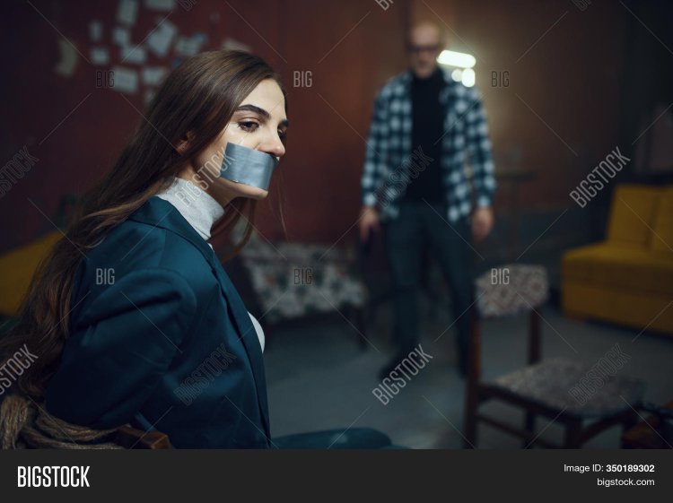 Джорди Бенаттар с заклеенным ртом