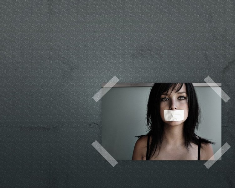 Девушка с заклеенным ртом