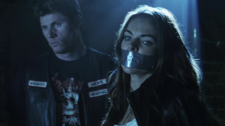 Элиз Гэтьен с заклеенным ртом