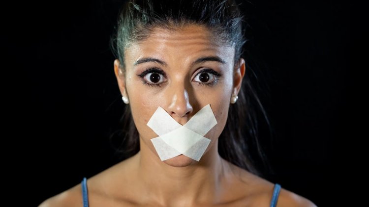 Знаменитости с заклеенными ртами