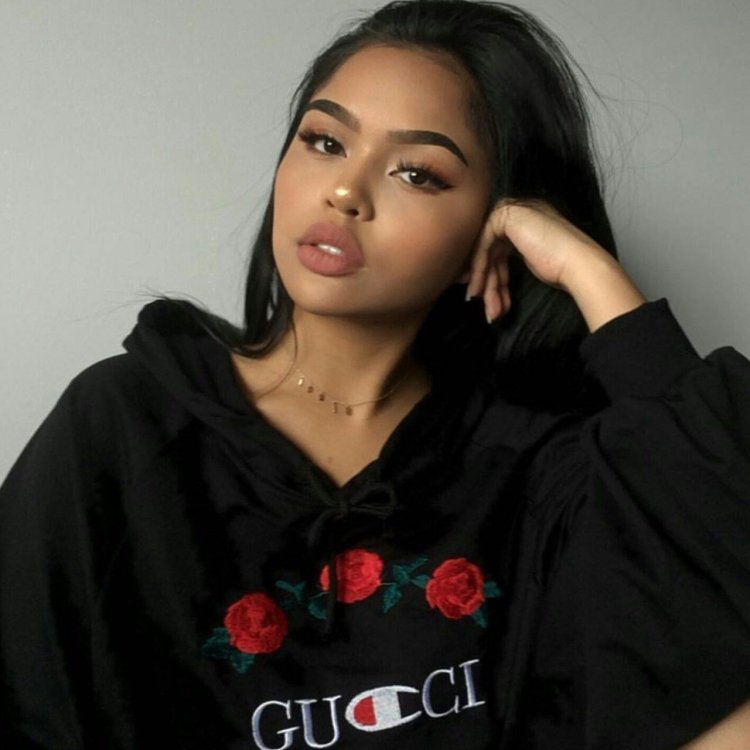 Модель гуччи с черными волосами