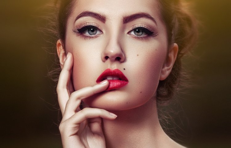 Родинка над губой