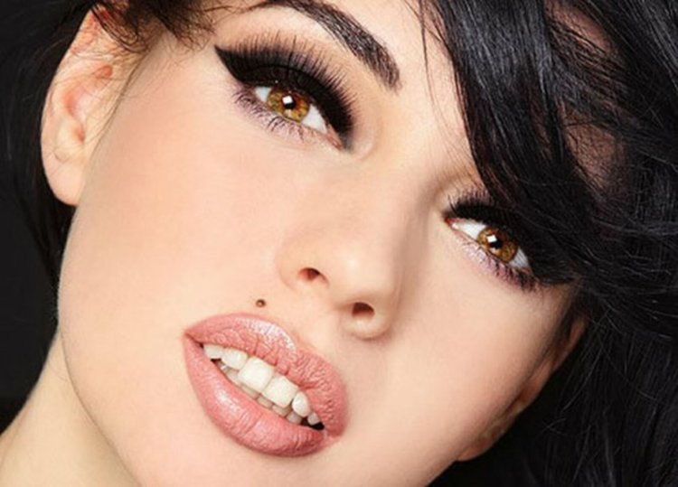 Родинка над губой