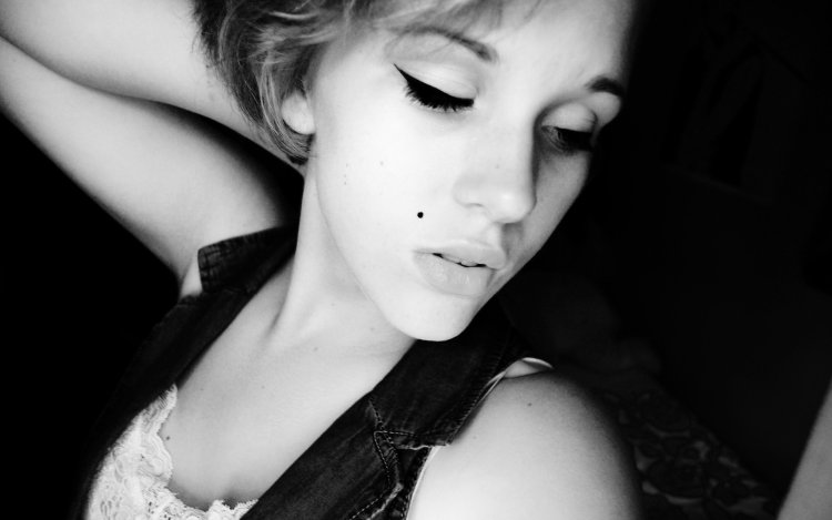 Черно-белая девушка с родинкой