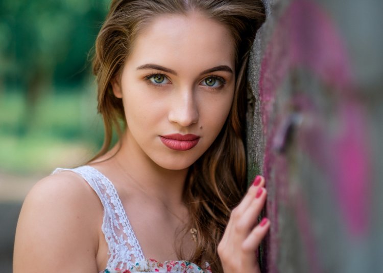 Красавицы с родинками на лице