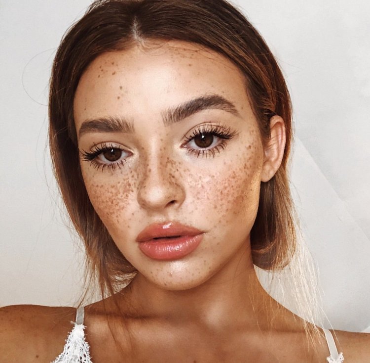 Макияж для веснушчатого лица