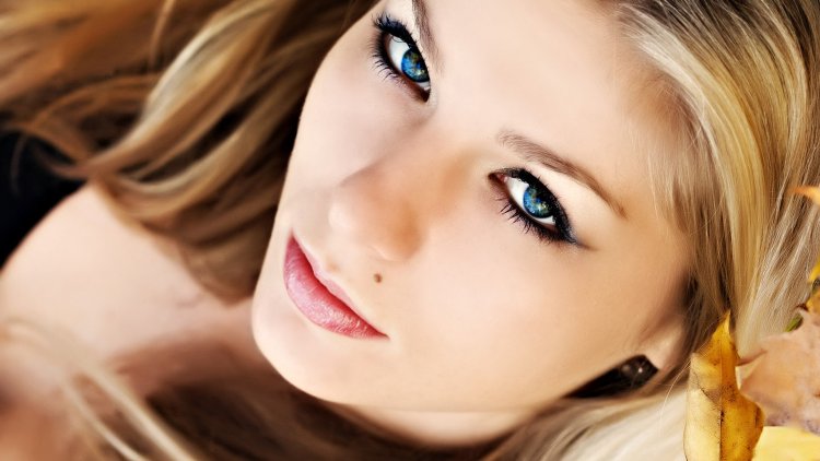 Блондинка с родинкой