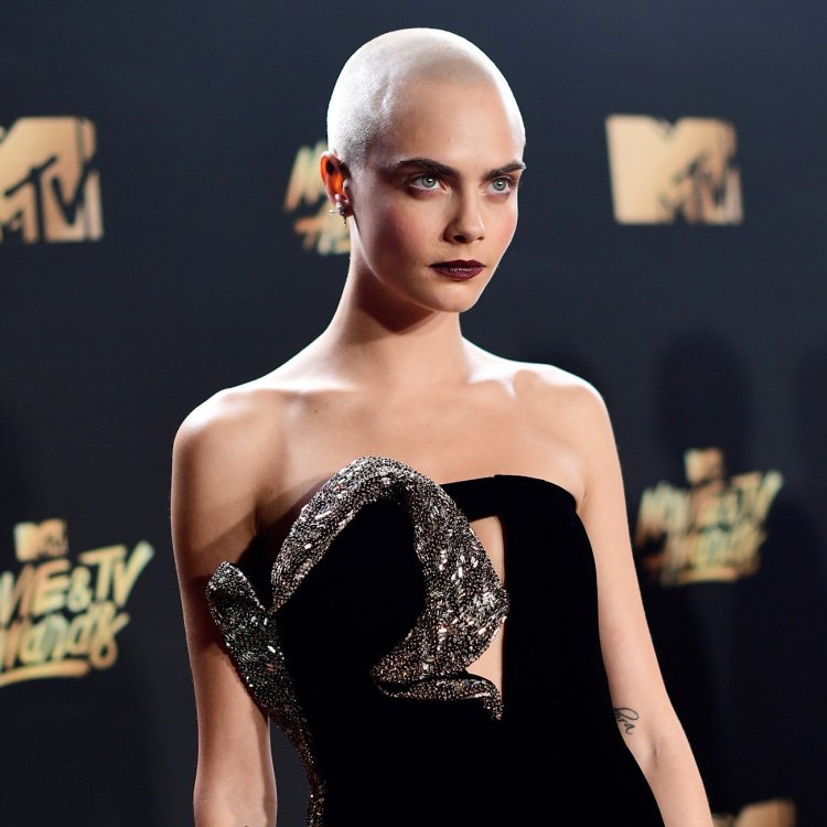 Кара делевинь лысая