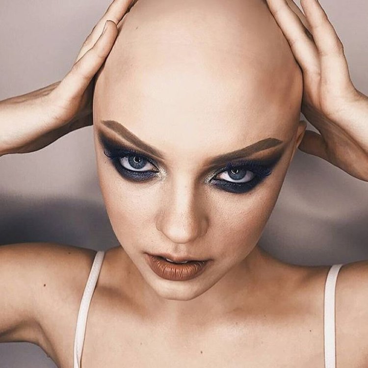 Лысая модель Дарья