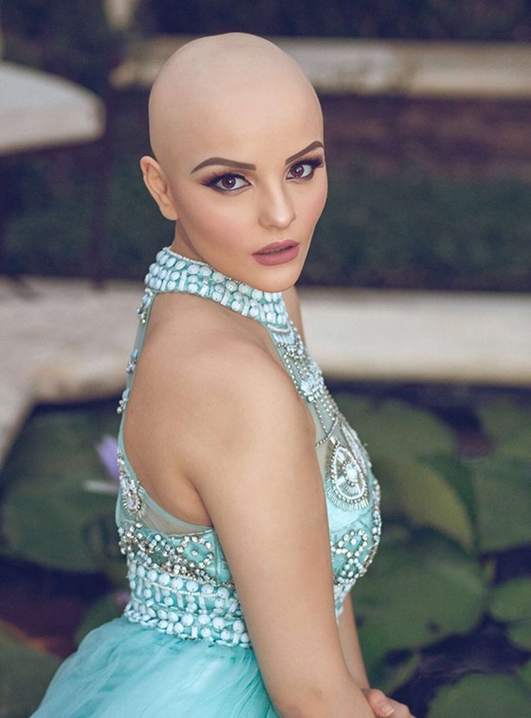 Лысая модель красивая
