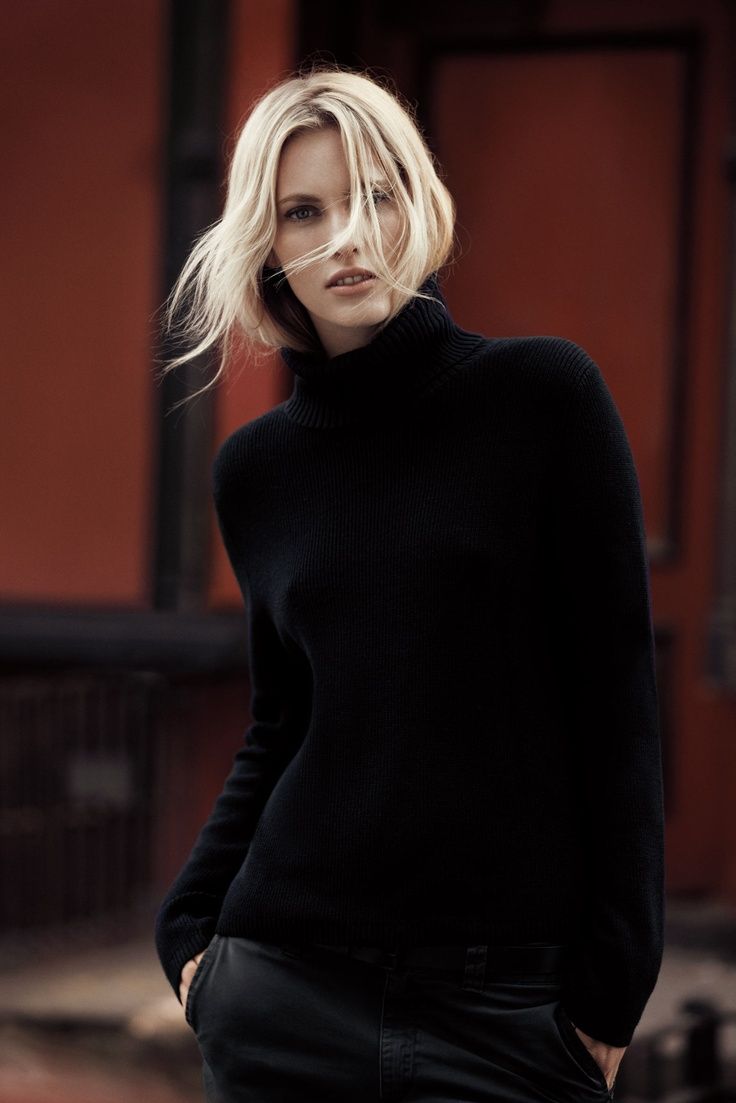 Блондинка в черной водолазке