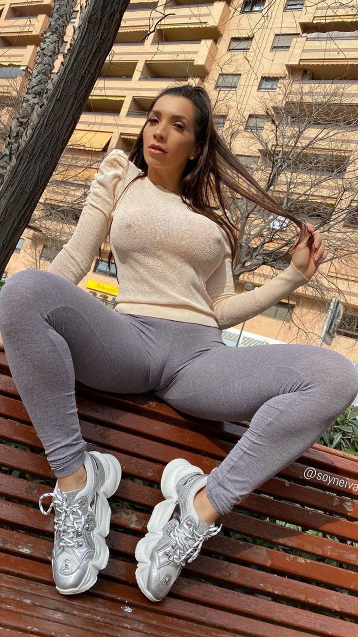 Лана Роудс в спортивном костюме