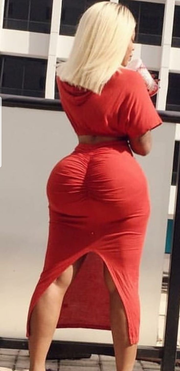 Широкие мясистые ягодицы в платьях