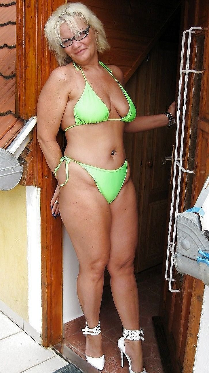 Пожилые в купальниках