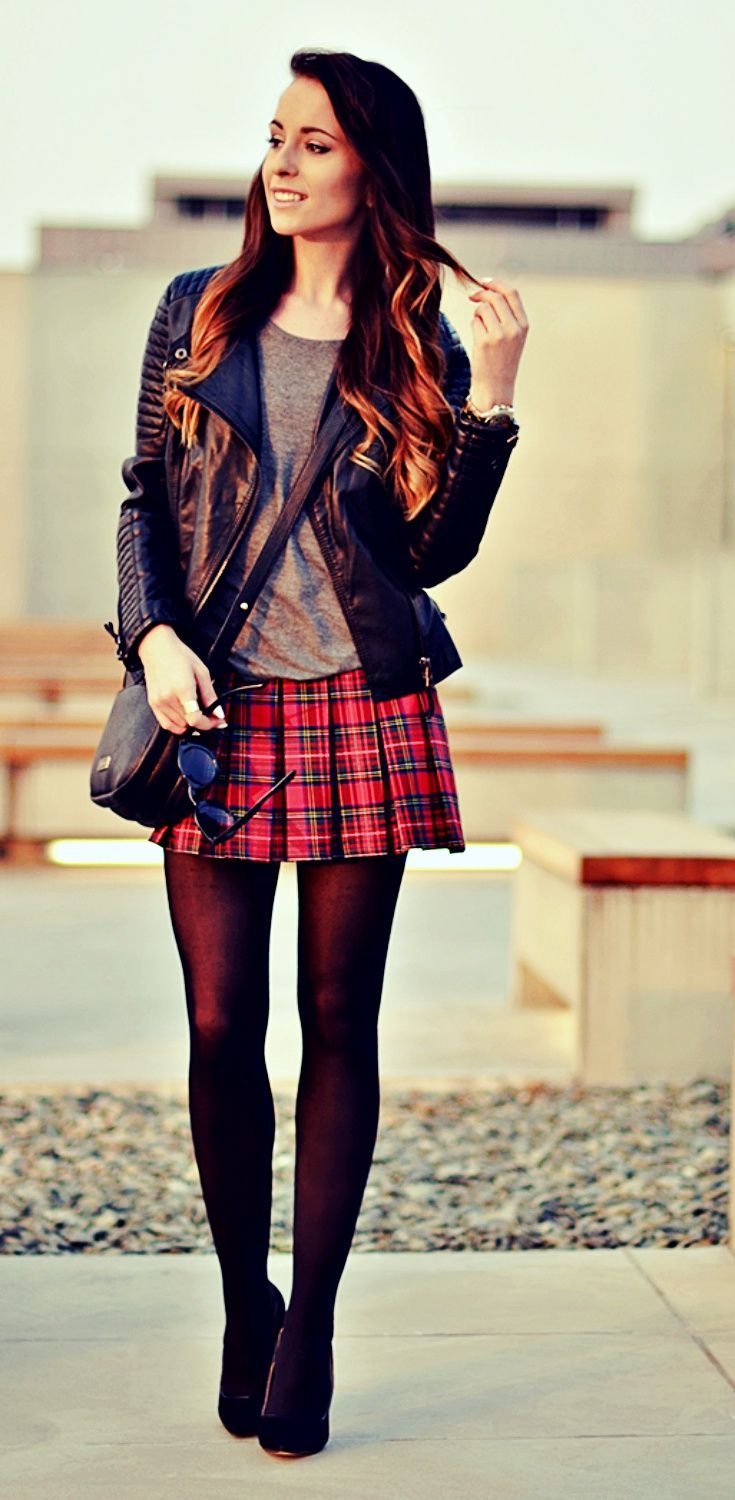 Девушка в клетчатой юбке