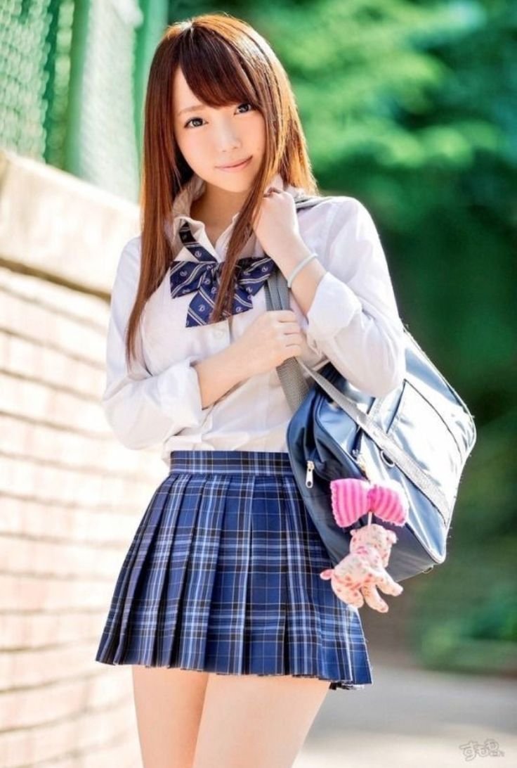 Нозоми Сасаки в юбке