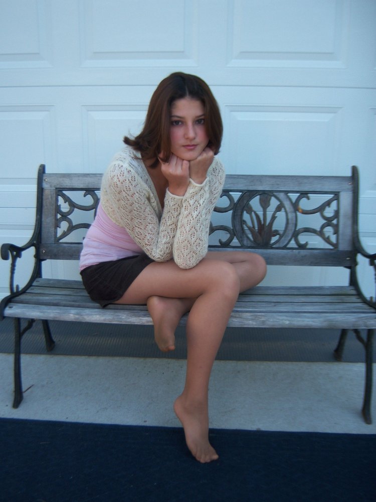 Девушки в колготках босиком