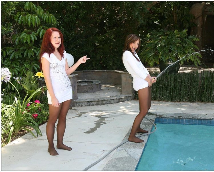 Мокрые колготки девушк