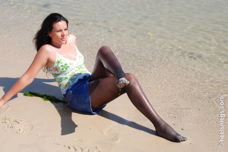 Босиком в колготках по грязи