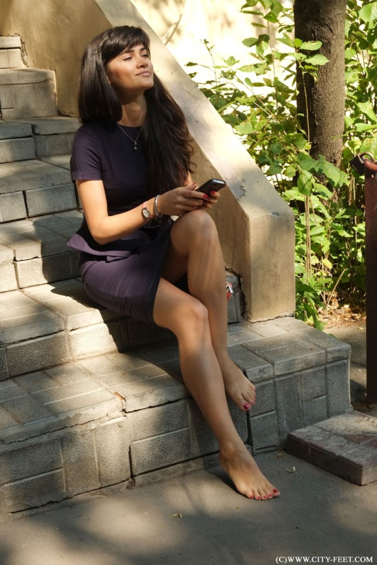 Кэтрин Браун босиком