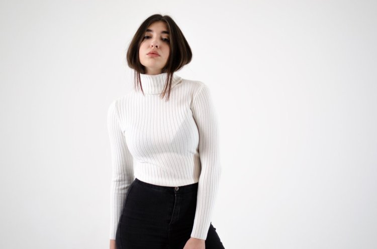 Девушка в водолазке