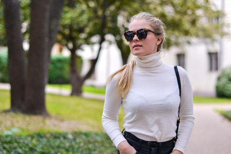 Девушка в водолазке