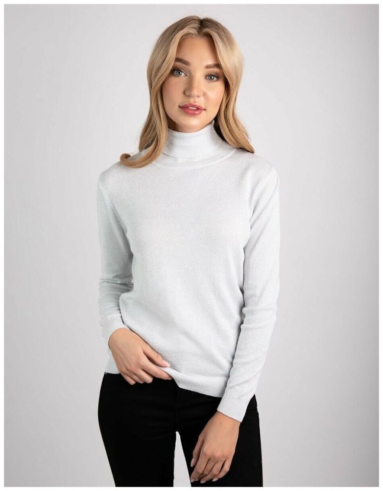 Девушка в белой водолазке