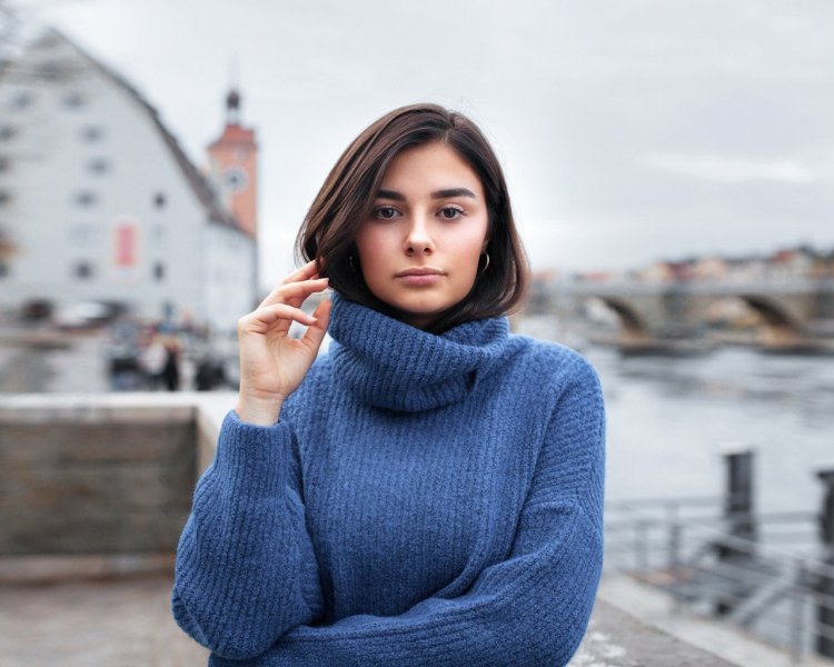 Девушка в водолазке