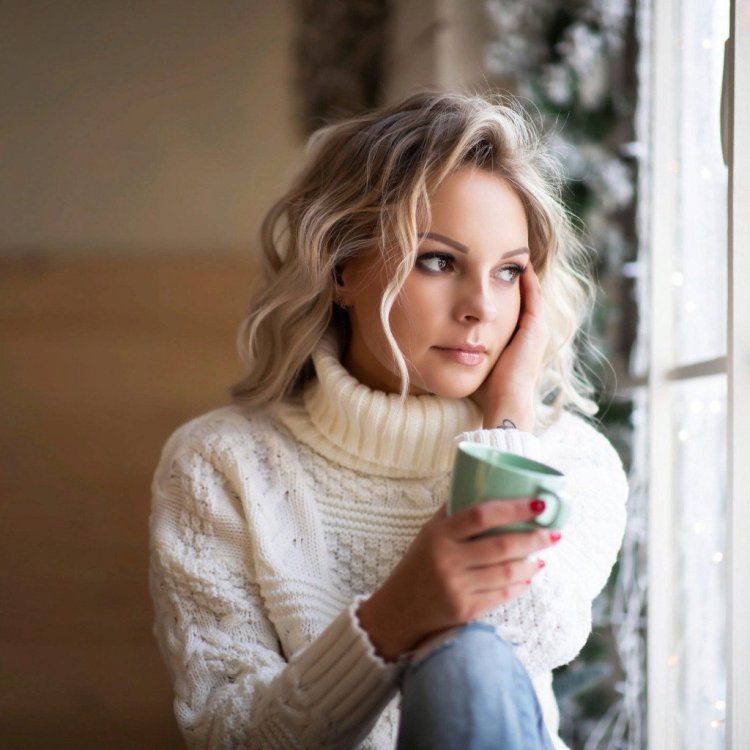 Блондинка в белом свитере