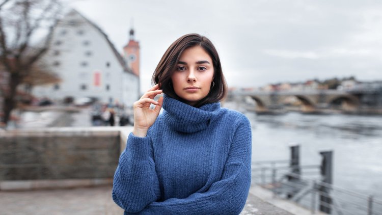 Девушка в водолазке