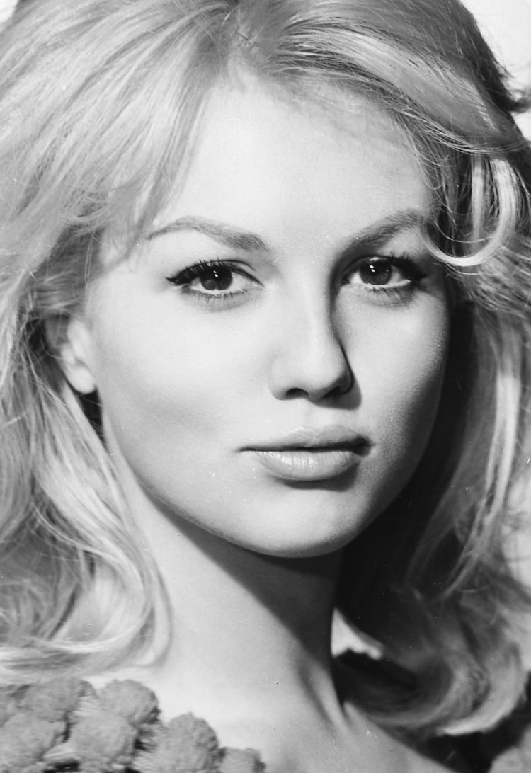 Французская актриса милен Демонжо