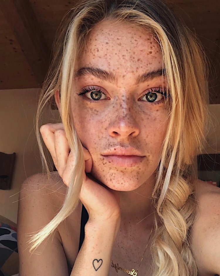 Девушка с веснушками селфи