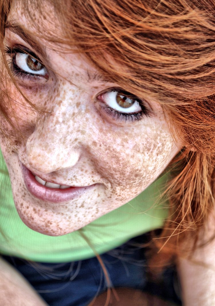 Женщина с веснушками