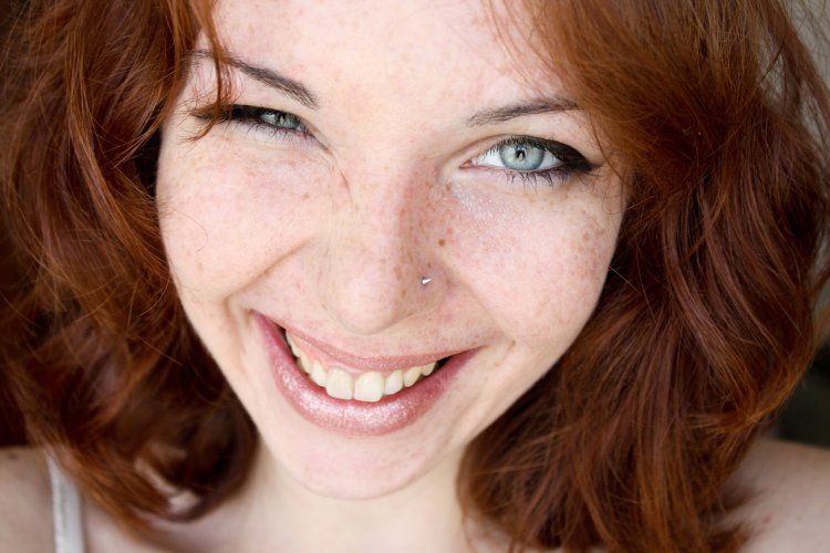 Девушка с веснушками