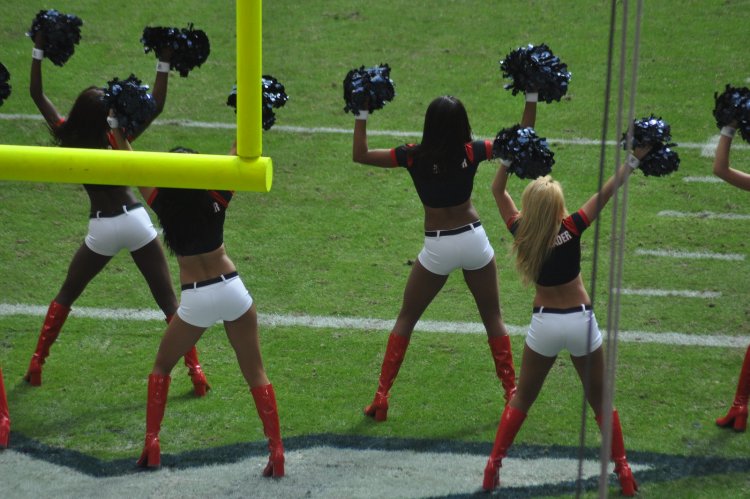 Нападение пятидесятифутовой чирлидерши (2012)