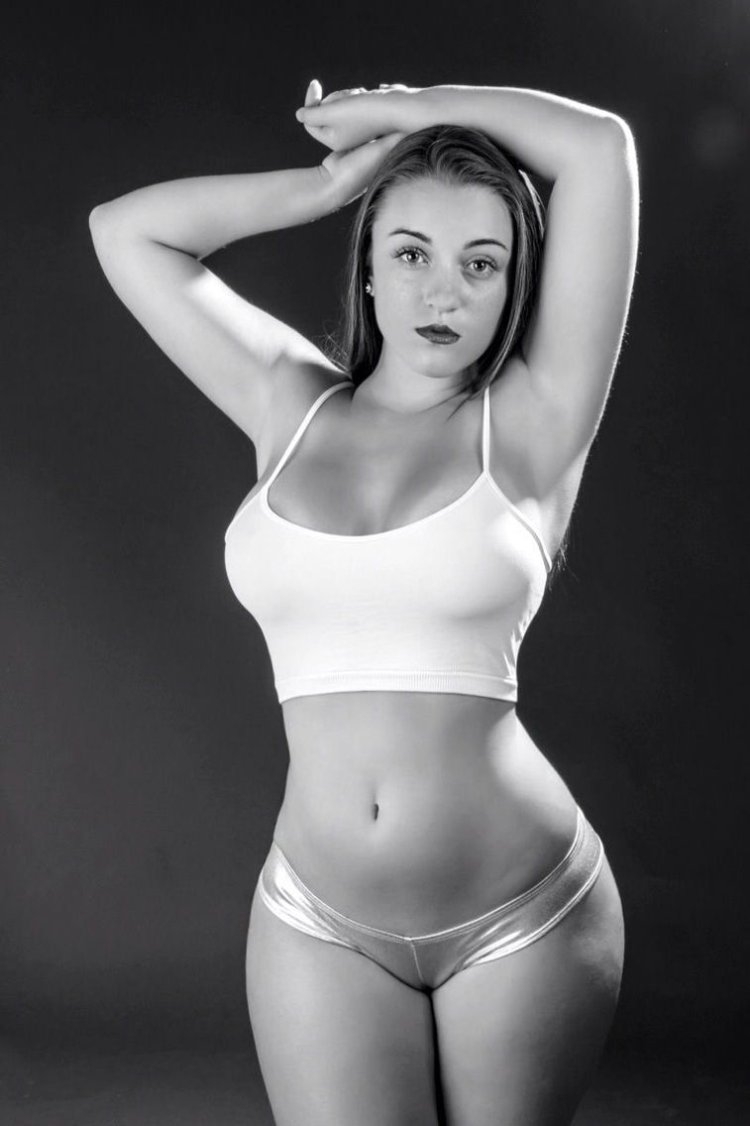 Модель сайз плюс Эшли Грэхем топлесс